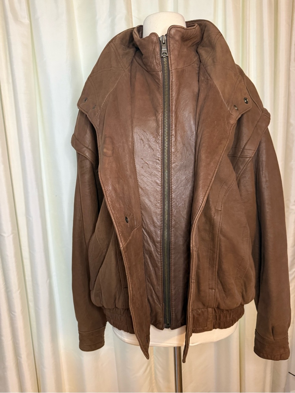 Men's Brown Leather Bomber Jacket - Rugged Quilted Panel Design - Picture 6 of 15